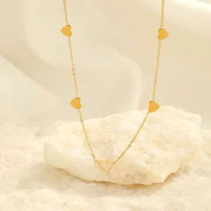 Ketting vier gesloten hartjes goud