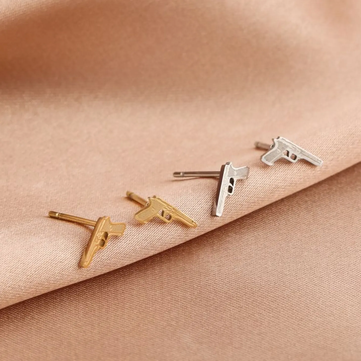 oorstekers_bedeltje_goud_2.webp Oorstekers bedeltje goud